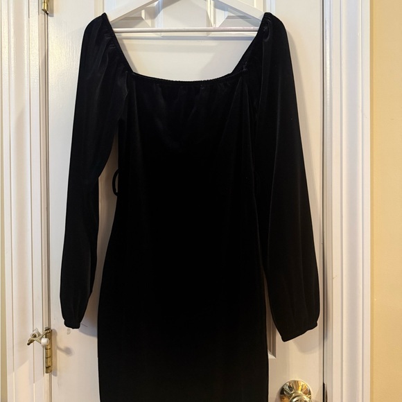 Dresses & Skirts - Elegant Black Velvet Dress